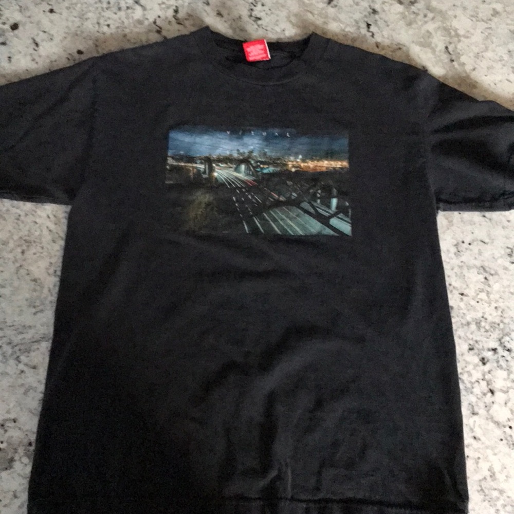 V/Saul tee